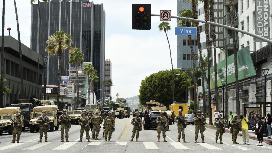 Demonstran menyambut anggota Pengawal Nasional di Amerika Serikat. AP/Ringo H.W. Chiu