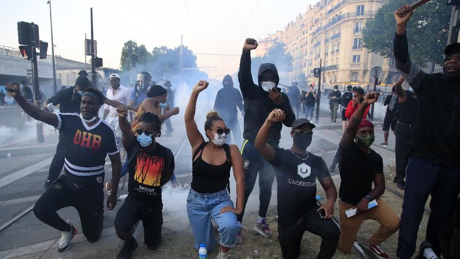 Unjuk rasa dukung George Floyd berujung rusuh sampai Paris. AP/Rafael Yaghobzadeh
