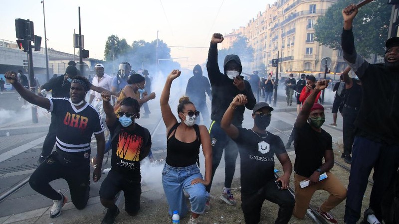 Unjuk rasa dukung George Floyd berujung rusuh sampai Paris. AP/Rafael Yaghobzadeh