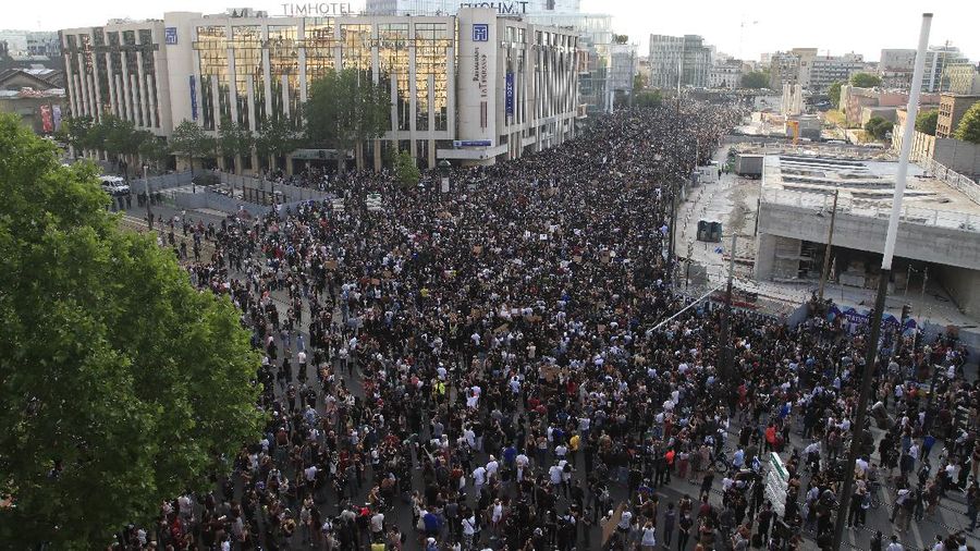 Unjuk rasa dukung George Floyd berujung rusuh sampai Paris. AP/Rafael Yaghobzadeh