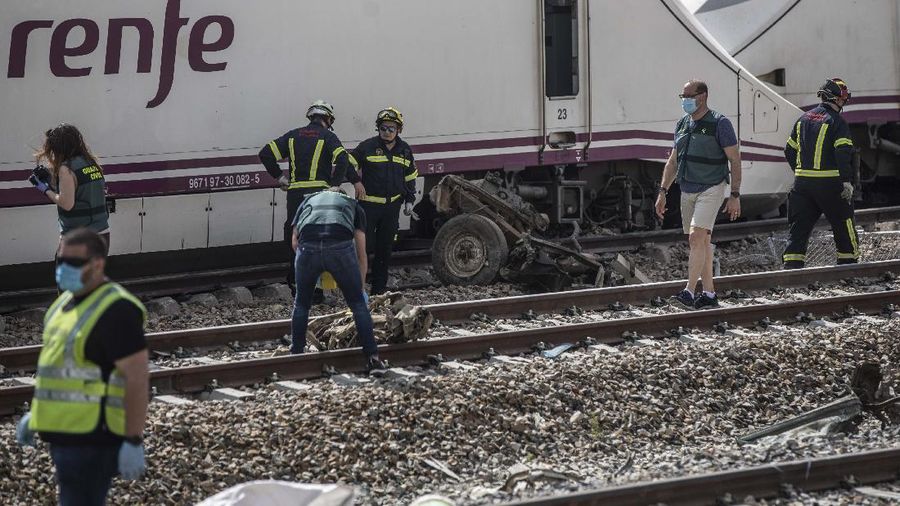 Akibat kecelakaan kereta vs mobil di Spanyol. AP/Emilio Fraile