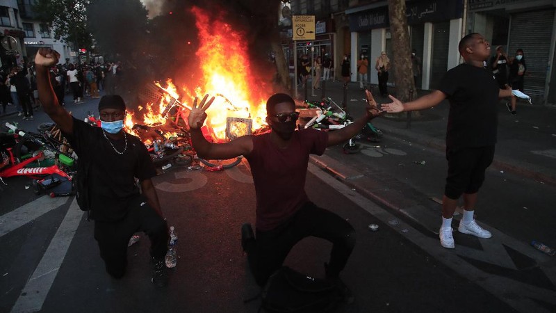 Unjuk rasa dukung George Floyd berujung rusuh sampai Paris. AP/Rafael Yaghobzadeh