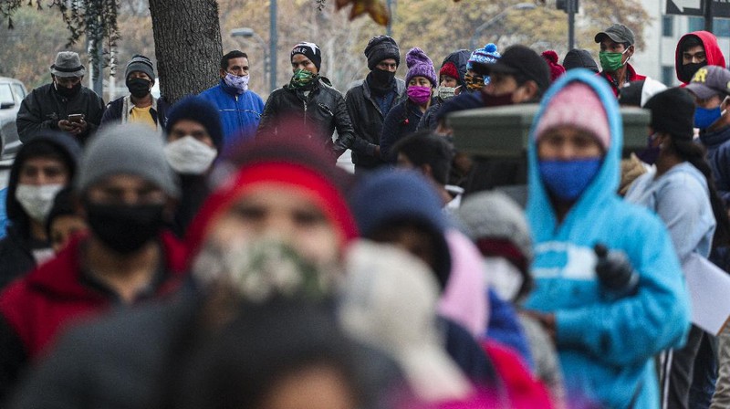 Para pekerja migran asal Peru membangun tenda di luar gedung konsulat Peru untuk menuntut repatriasi di tengah pandemi COVID-19 di Santiago, Chili. AP/Esteban Felix