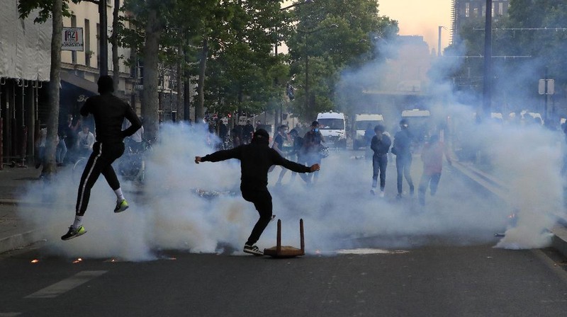 Unjuk rasa dukung George Floyd berujung rusuh sampai Paris. AP/Rafael Yaghobzadeh