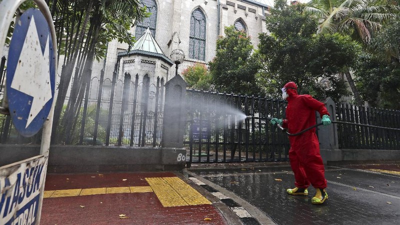 Seorang petugas pemadam kebakaran menyemprotkan desinfektan dalam upaya membantu mengekang penyebaran virus corona baru di Masjid Istiqlal di Jakarta. AP/Achmad Ibrahim