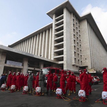 Intip Istiqlal & Katedral 'Disterilisasi' Jelang New Normal