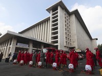 Intip Istiqlal & Katedral 'Disterilisasi' Jelang New Normal