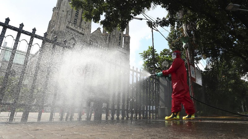 Seorang petugas pemadam kebakaran menyemprotkan desinfektan dalam upaya membantu mengekang penyebaran virus corona baru di Masjid Istiqlal di Jakarta. AP/Achmad Ibrahim