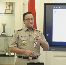 Ini Respons Anies Soal Penumpukan Penumpang TransJakarta