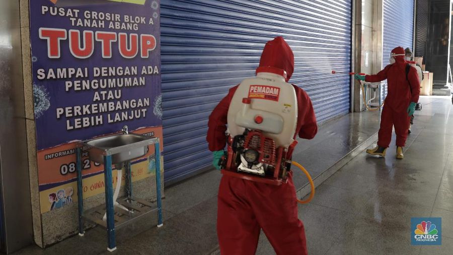 Ilustrasi Tanah Abang Disemprot Disinfektan. CNBC Indonesia/Muhammad Sabki