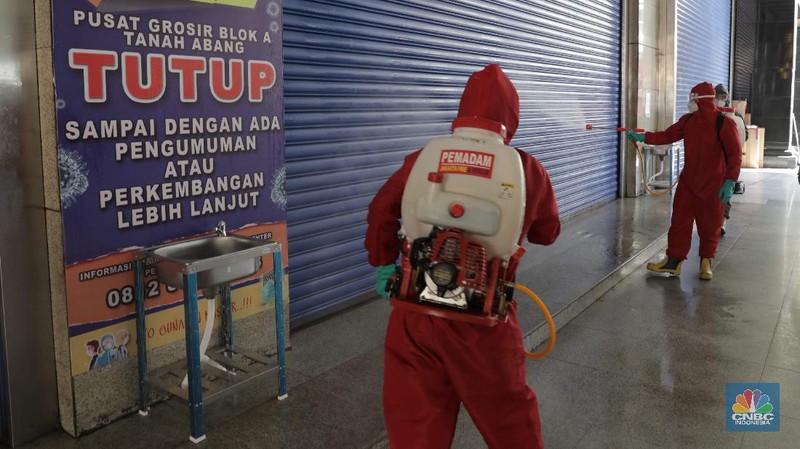 Ilustrasi Tanah Abang Disemprot Disinfektan. CNBC Indonesia/Muhammad Sabki