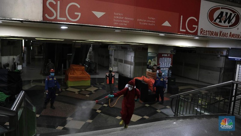 Ilustrasi Tanah Abang Disemprot Disinfektan. CNBC Indonesia/Muhammad Sabki