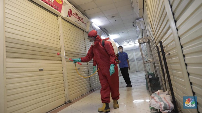 Ilustrasi Tanah Abang Disemprot Disinfektan. CNBC Indonesia/Muhammad Sabki