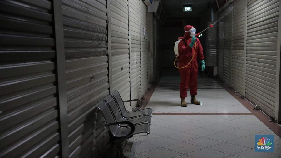Ilustrasi Tanah Abang Disemprot Disinfektan. CNBC Indonesia/Muhammad Sabki