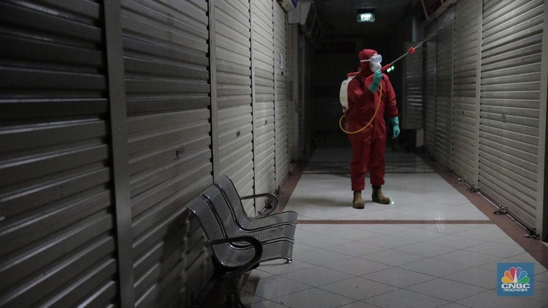 Ilustrasi Tanah Abang Disemprot Disinfektan. CNBC Indonesia/Muhammad Sabki