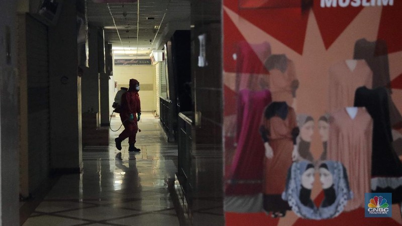 Ilustrasi Tanah Abang Disemprot Disinfektan. CNBC Indonesia/Muhammad Sabki