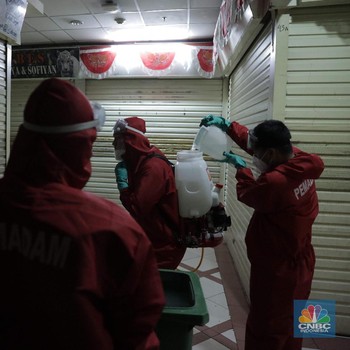 Jelang PSBB Transisi, Pasar Tanah Abang 'Diguyur' Disinfektan