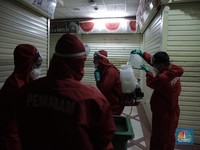 Jelang PSBB Transisi, Pasar Tanah Abang 'Diguyur' Disinfektan