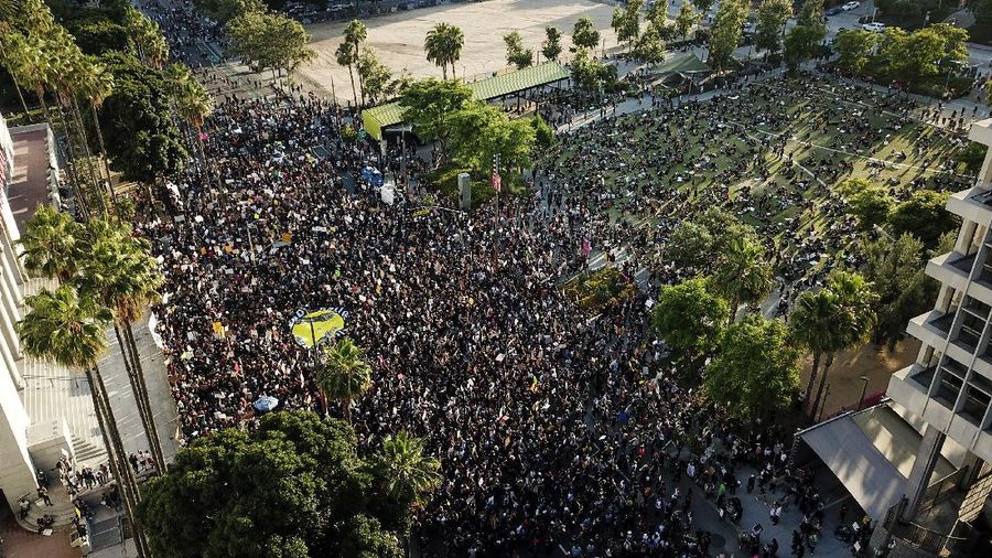 Ribuan warga kembali berdemo di Los Angeles terkait kematian George Floyd. AP/Damian Dovarganes
