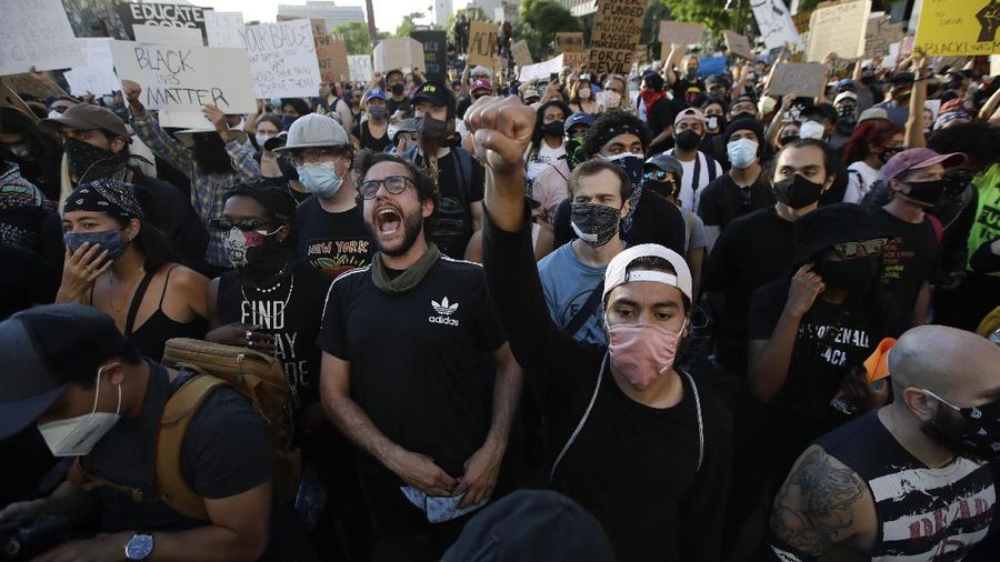 Ribuan warga kembali berdemo di Los Angeles terkait kematian George Floyd. AP/Damian Dovarganes