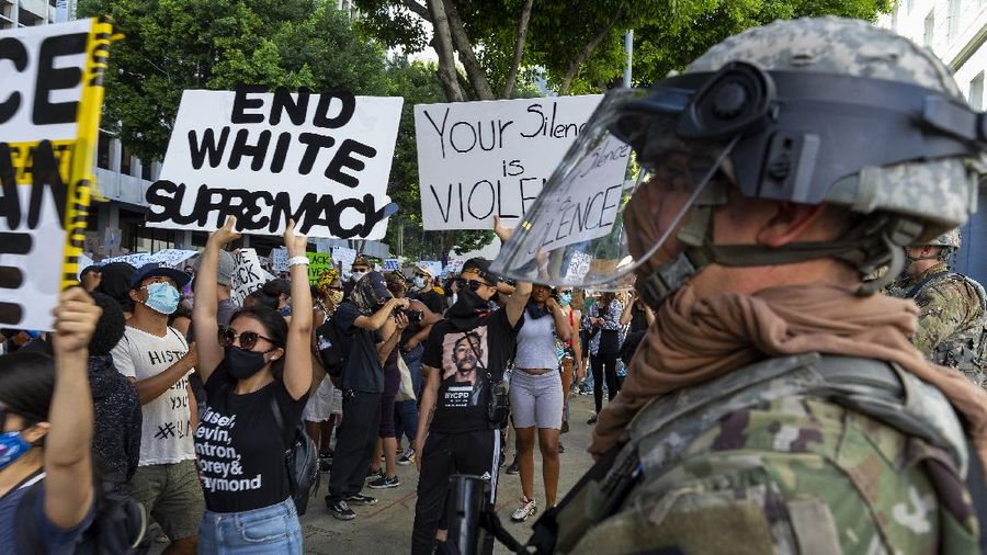 Ribuan warga kembali berdemo di Los Angeles terkait kematian George Floyd. AP/Damian Dovarganes