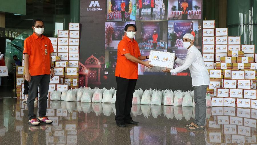 Direktur Utama PT Bank Mega Tbk Kostaman Thayib menyerahkan bantuan paket Sembilan Bahan Pokok (Sembako) di acara Mega Peduli di Jakarta Selatan, pada 15 Mei 2020.