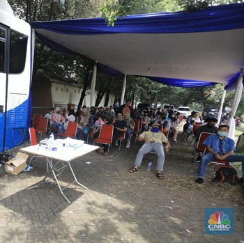 Padat! Begini Potret Warga Antre Perpanjang SIM di Taman Mini