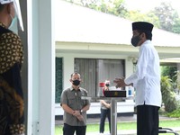 Jokowi Peringatkan Daerah Jangan Asal Terapkan New Normal