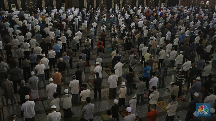 Shalat Jumat Perdana di Jakarta. CNBC Indonesia/Andrean Kristianto Shalat Jumat Perdana di Jakarta. CNBC Indonesia/Andrean Kristianto