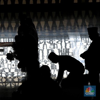 Momen Salat Jumat di Masjid At-Tin Saat PSBB Transisi Dimulai
