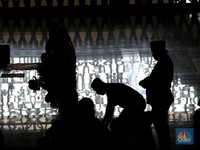 Momen Salat Jumat di Masjid At-Tin Saat PSBB Transisi Dimulai