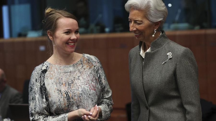 Presiden Bank Sentral Eropa Christine Lagarde, (kanan) berbicara dengan Menteri Ekonomi Finlandia Katri Kulmuni