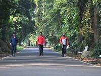 Bermasker, Jokowi Olahraga Bareng Kapolri dan Panglima TNI