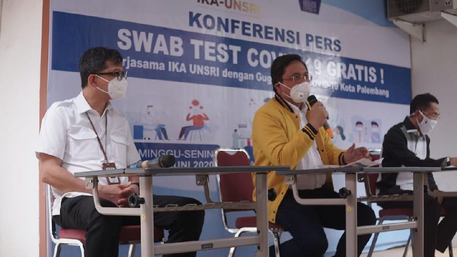 Ketua Umum PN IKA UNSRI Agung Firman Sampurna (tengah), Wakil Ketua Gugus Tugas Covid -19 Kota Palembang Ratu Dewa (kanan), dan Head Of Region BNI Wilayah Palembang Dodi Widjajanto (kiri) pada konferensi pers Swab Test Covid-19 gratis di Palembang, Minggu (7 Juni 2020). IKA UNSRI dan BNI bekerja sama dalam melaksanakan Swab Test Covid-19 gratis tersebut dalam rangka memetakan penyebaran virus corona di Palembang sekaligus menekan perluasan wabah sejak dini.