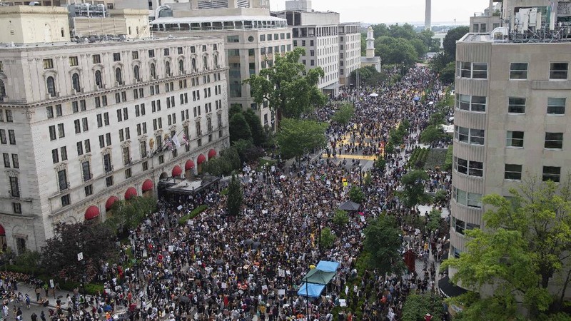Mural Raksasa Black Lives Matter di Jalan Depan White House. AP/Jacquelyn Martin