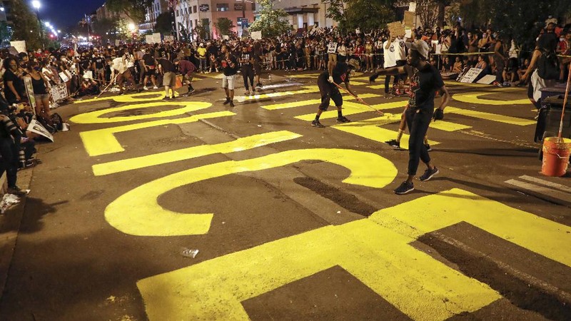 Mural Raksasa Black Lives Matter di Jalan Depan White House. AP/Jacquelyn Martin