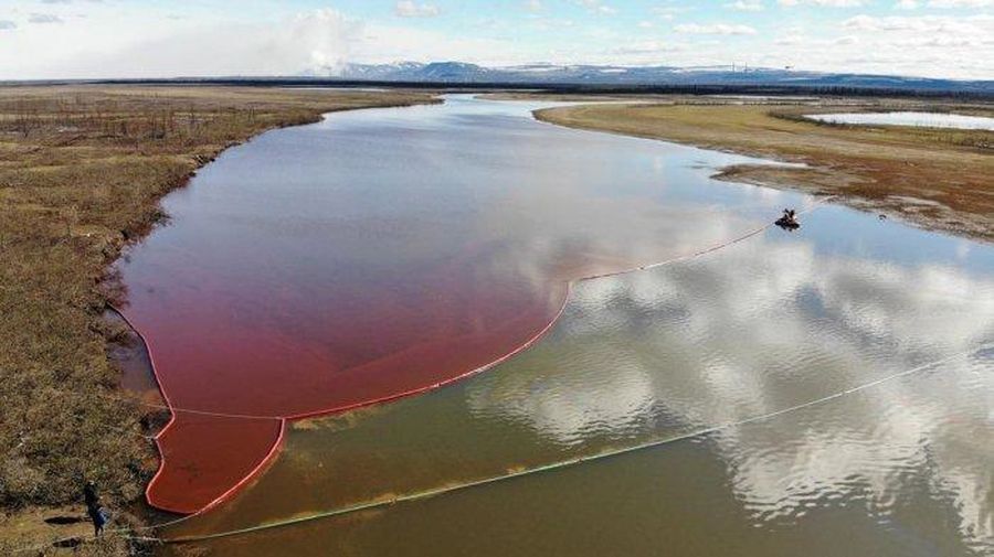 Tumpahan Minyak di siberia, Rusia. AP