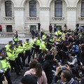 Bristol Inggris Rusuh, Kendaraan Dibakar Massa Ngamuk