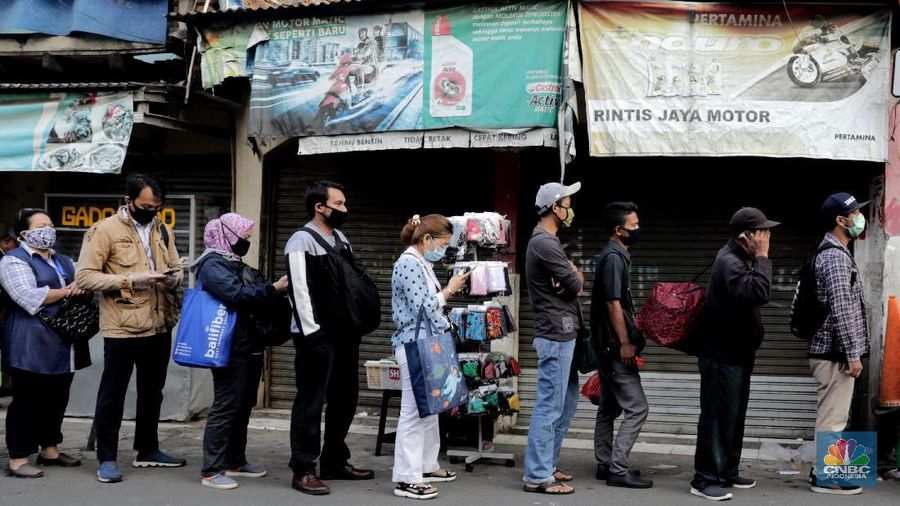 Antrian calon penumpang KRL menumpung di Stasiun CItayam, Depok, Jawa Barat, Senin 8 Juni 2020 (CNBC Indonesia/Muhammad Sabki)
