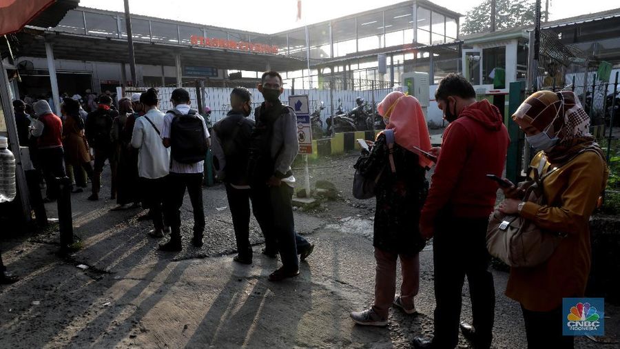 Antrian calon penumpang KRL menumpung di Stasiun CItayam, Depok, Jawa Barat, Senin 8 Juni 2020 (CNBC Indonesia/Muhammad Sabki)