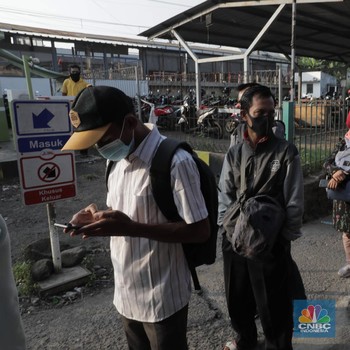 PSBB Transisi, Penumpang KRL Membludak di Stasiun Citayam