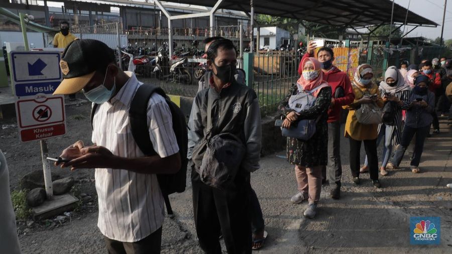 Antrian calon penumpang KRL menumpung di Stasiun CItayam, Depok, Jawa Barat, Senin 8 Juni 2020 (CNBC Indonesia/Muhammad Sabki)