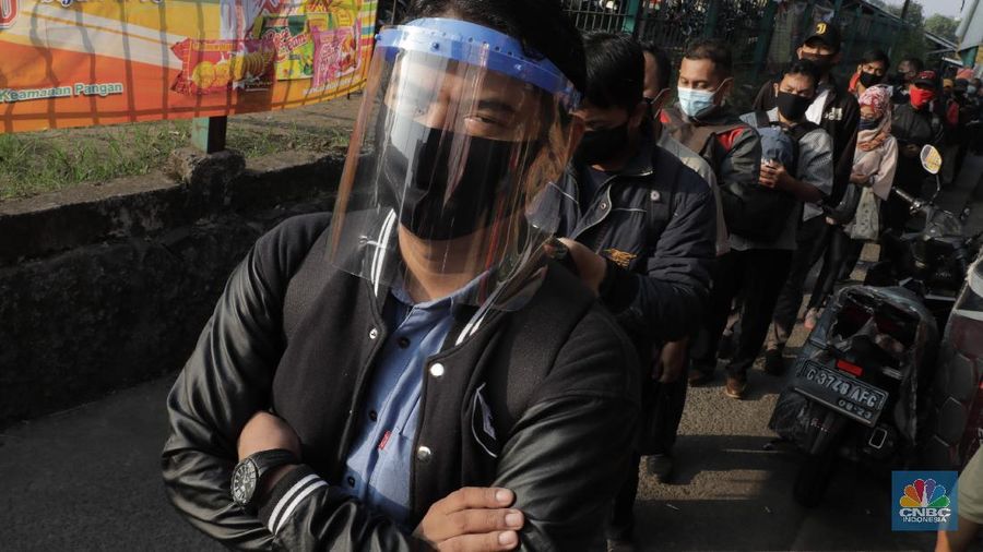 Antrian calon penumpang KRL menumpung di Stasiun CItayam, Depok, Jawa Barat, Senin 8 Juni 2020 (CNBC Indonesia/Muhammad Sabki)