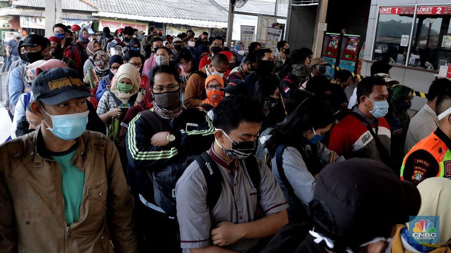 Antrian calon penumpang KRL menumpung di Stasiun CItayam, Depok, Jawa Barat, Senin 8 Juni 2020 (CNBC Indonesia/Muhammad Sabki)