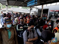 Perangi Covid-19, Jam Kerja PNS Hingga Swasta Dibagi 2 Shift