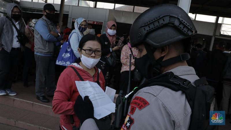 Antrian calon penumpang KRL menumpung di Stasiun CItayam, Depok, Jawa Barat, Senin 8 Juni 2020 (CNBC Indonesia/Muhammad Sabki)