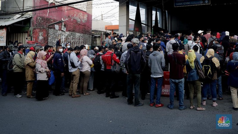 Antrian calon penumpang KRL menumpung di Stasiun CItayam, Depok, Jawa Barat, Senin 8 Juni 2020 (CNBC Indonesia/Muhammad Sabki)