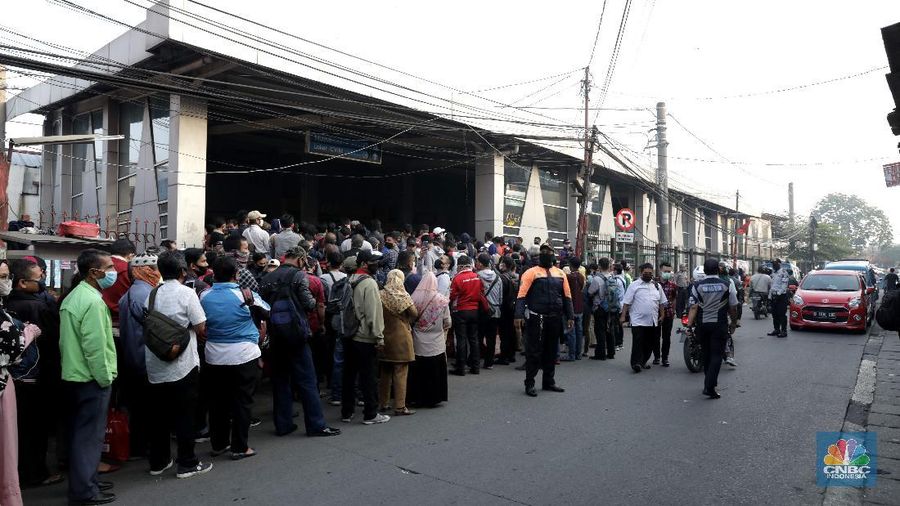 Antrian calon penumpang KRL menumpung di Stasiun CItayam, Depok, Jawa Barat, Senin 8 Juni 2020 (CNBC Indonesia/Muhammad Sabki)
