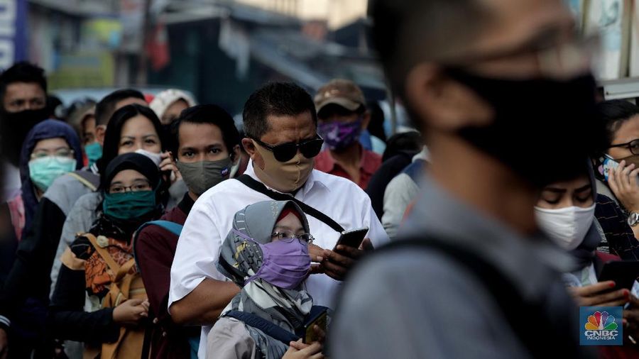 Antrian calon penumpang KRL menumpung di Stasiun CItayam, Depok, Jawa Barat, Senin 8 Juni 2020 (CNBC Indonesia/Muhammad Sabki)