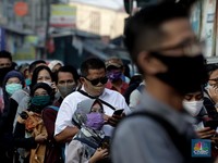 Pak Anies & BKS! Ini Lho Penumpang Antre 2 Jam di Stasiun KRL